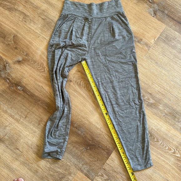 Vuori small grey cropped pants - Picture 5 of 5